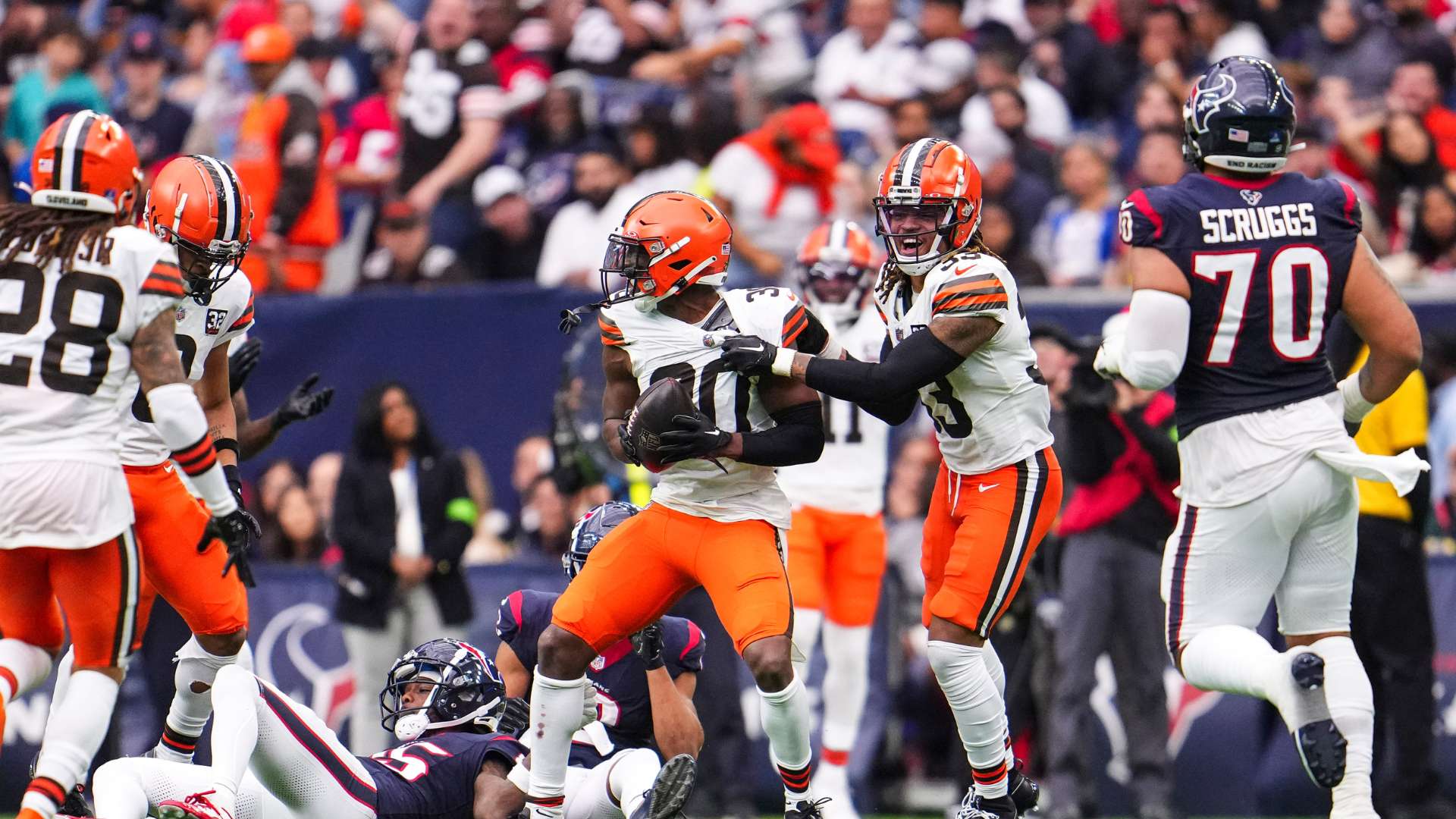 因伤病困扰，诺伊尔提前告别本年度赛场，预计明年一月复出